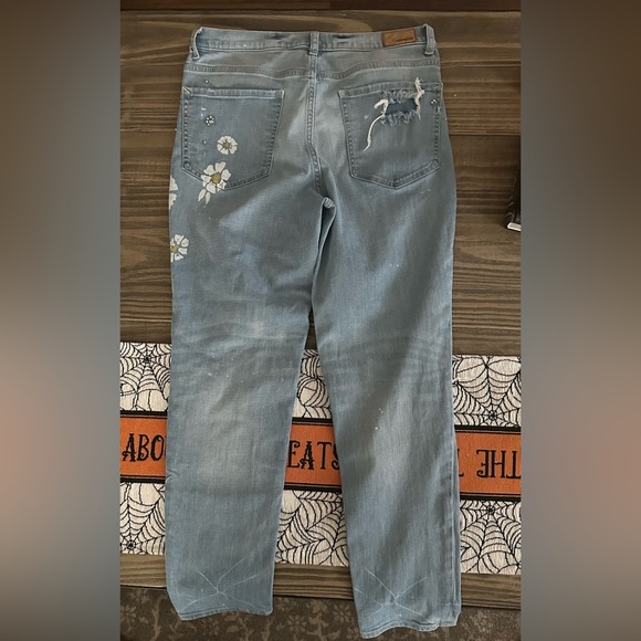 🌼 Express Floral High-rise Girlfriend Jeans! 🌸 - Picture 8 of 10